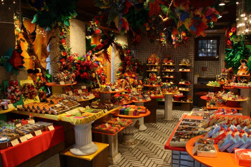 vitrine-ROUBION-min_candy_store_chocolate_shop_chocolate_switzerland-393515