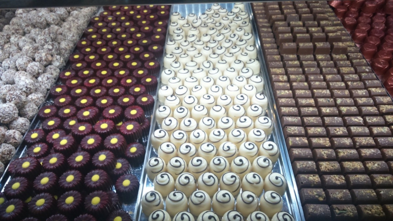 vitrine-ROUBION-min_chocolates_milk_chocolate_white_chocolate_truffles_candy_food_treat_cacao-1213769